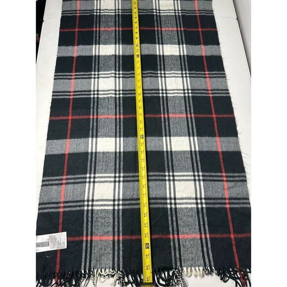 NWOT Gap Oversized Cozy Frayed Plaid Scarf Wrap Size 24” X76” Black Red White - Picture 8 of 10